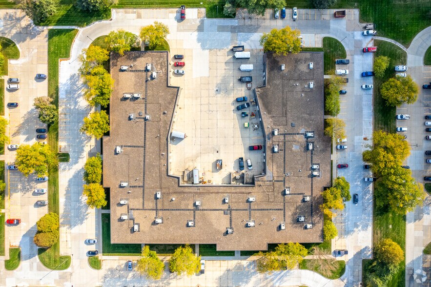 More Photos Of 11200-11274 Aurora Ave, Urbandale Flex For Lease