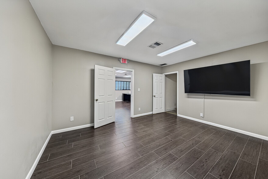 More Photos Of 900-950 NE 40th Ct, Oakland Park Warehouse For Lease