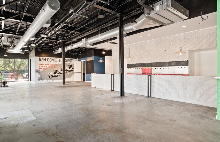 More Photos Of 606 Dennis St, Houston Storefront For Sale