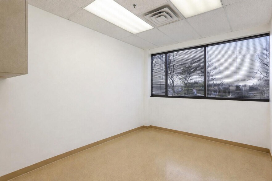 More Photos Of 50 Franklin Ln, Manalapan Township Office For Lease
