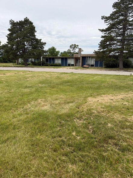 More Photos Of 1944 Iowa Ave, Saginaw Flex For Sale