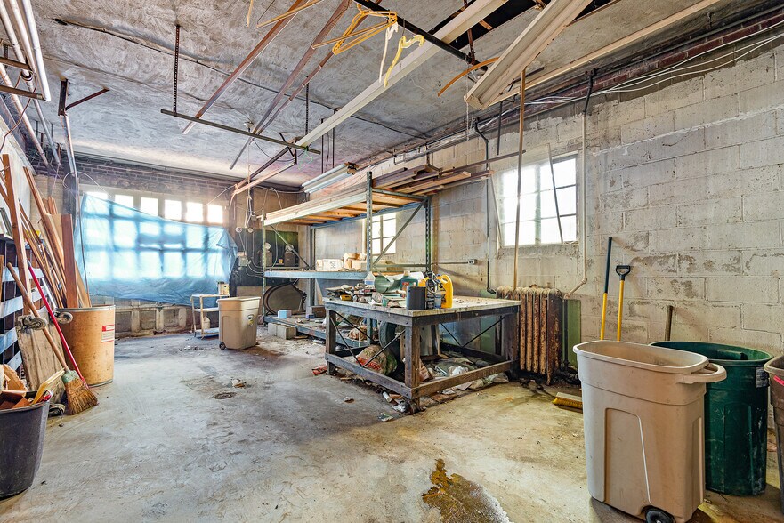 More Photos Of 9 E 44th St, Wilmington Office Residential For Sale