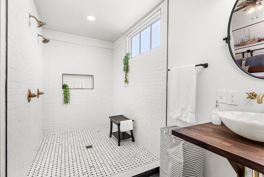 More Photos Of 782 Water St, Biloxi Office For Sale