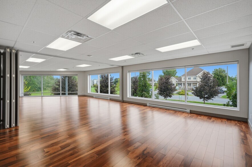 More Photos Of 4859 Rue Des Ormes, Contrecoeur Manufacturing For Sale