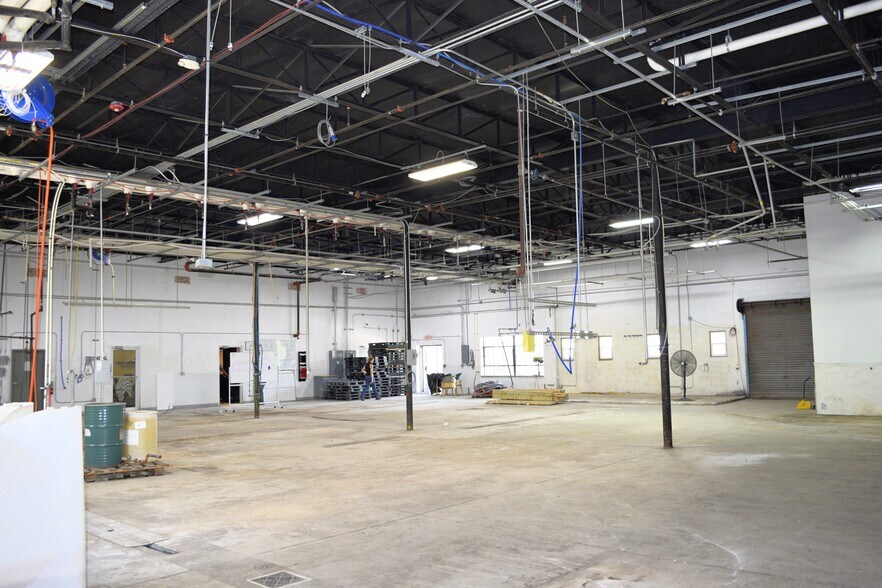 More Photos Of 400 W Pittman St, Orlando Light Distribution For Lease