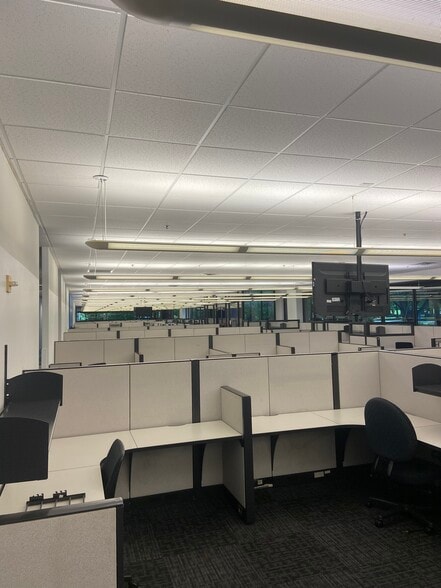 More Photos Of 400 Butler Farm Rd, Hampton Office For Lease