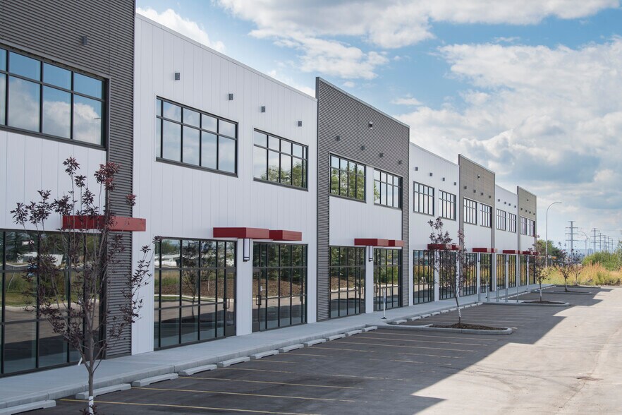 More Photos Of 8489 40 St SE, Calgary Flex For Lease