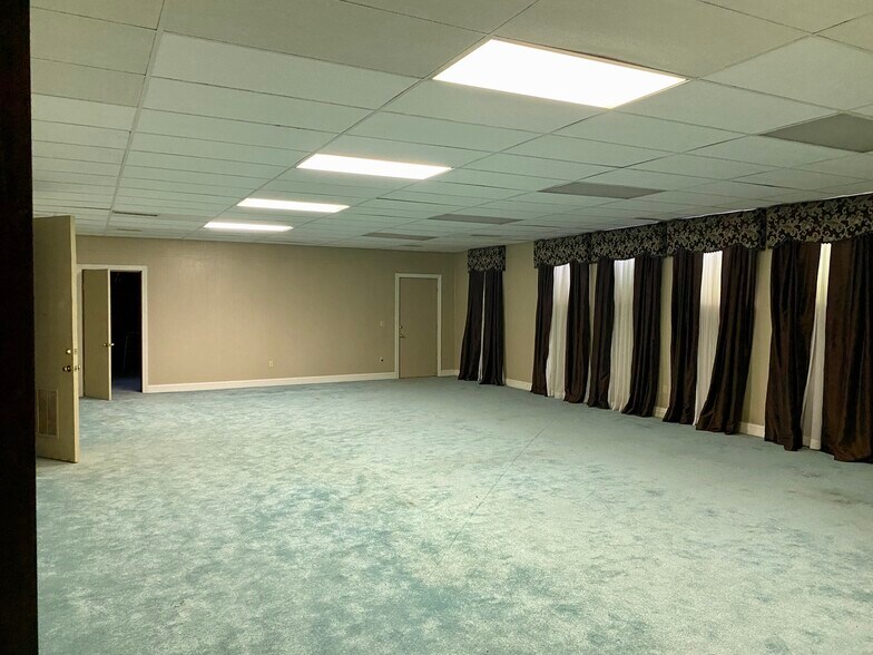 More Photos Of 212 N College Ave, Clarksville Religious Facility For Sale