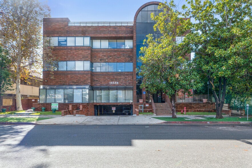 More Photos Of 14546 Hamlin St, Van Nuys Office For Lease