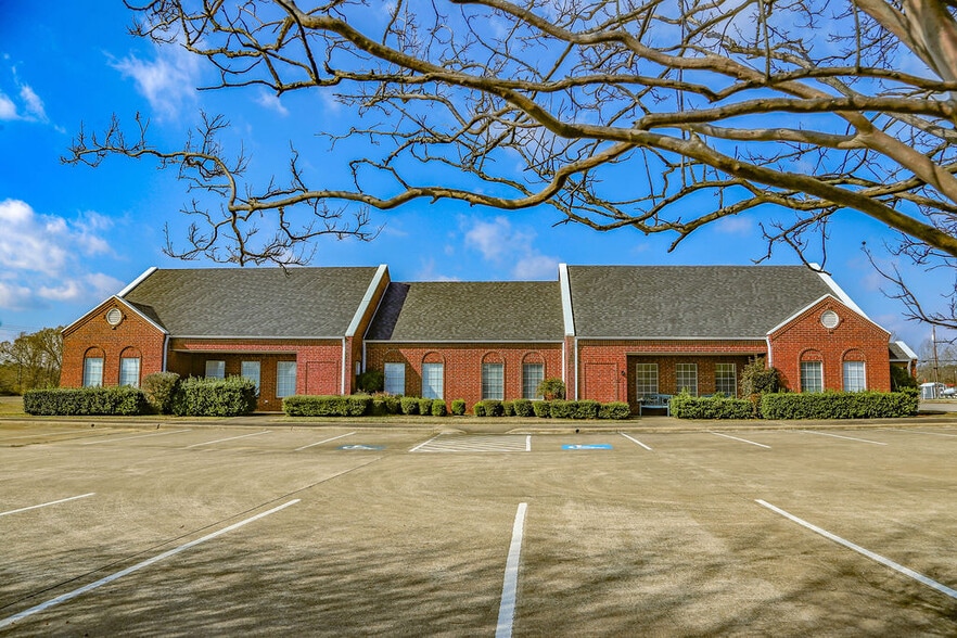 More Photos Of 4550 Lamar Ave, Paris Rehabilitation Center For Lease