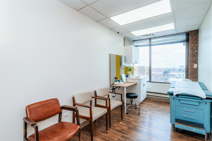 More Photos Of 2604 Dempster St, Park Ridge Medical For Lease