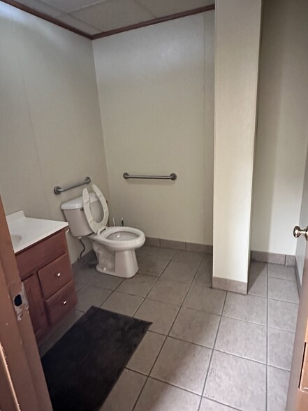 More Photos Of 1660-1728 Valley Loop Rd, Springfield Storefront Retail Office For Lease