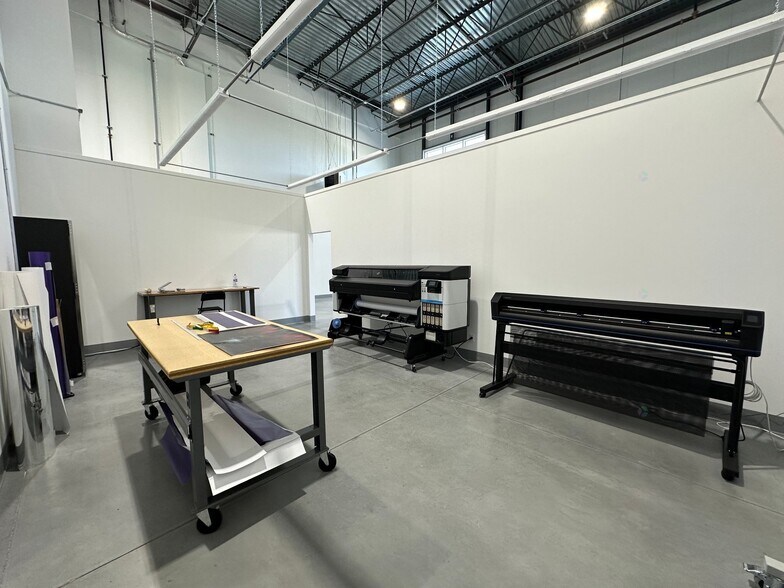 More Photos Of 5539 St Ernest-Cormier, Laval Showroom For Lease