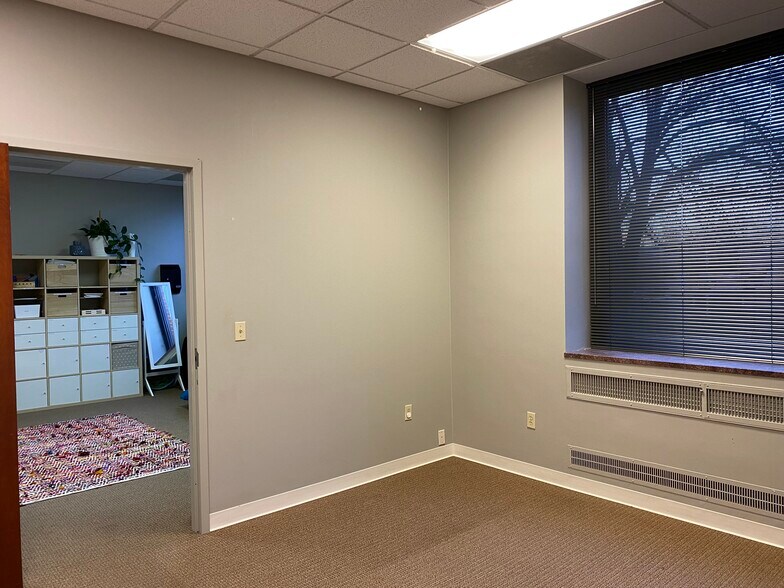 More Photos Of 222 W Gregory Blvd, Kansas City Office For Lease