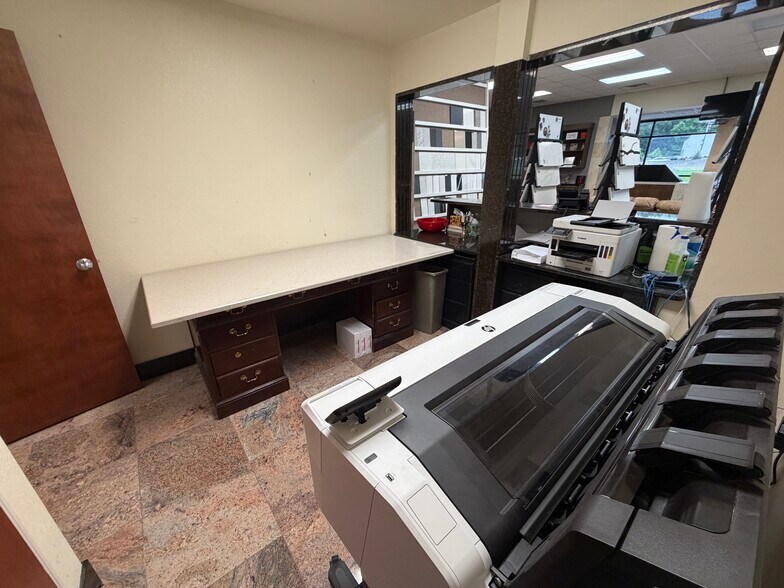 More Photos Of 18525 I-30 Hwy, Benton Showroom For Sale