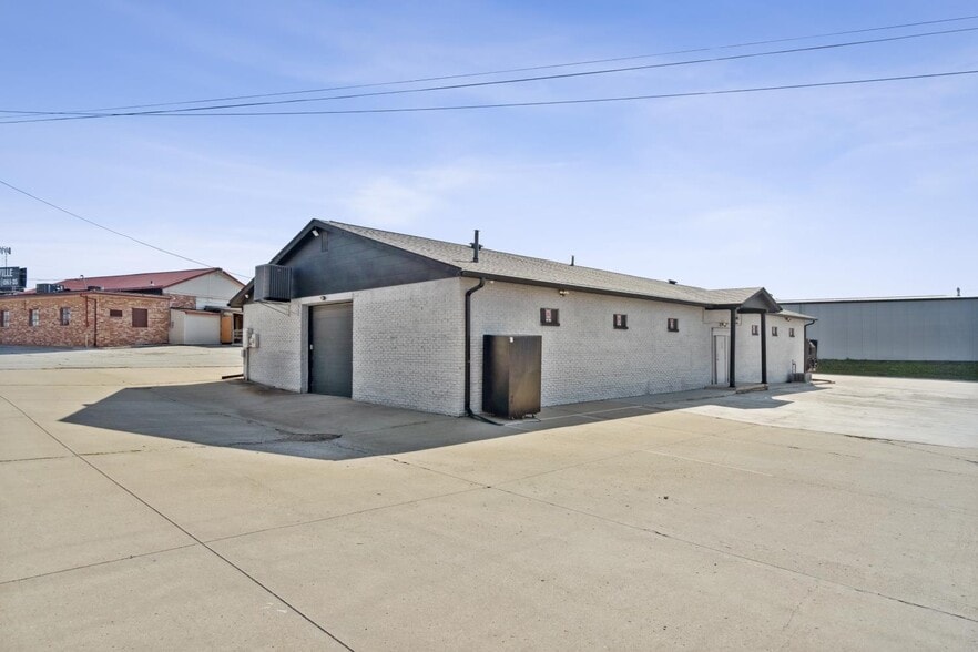More Photos Of 1525 E Army Post Rd, Des Moines Auto Repair For Lease