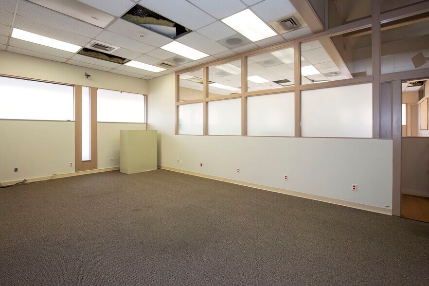 More Photos Of 873-875 6th St, Bremerton Bank For Lease