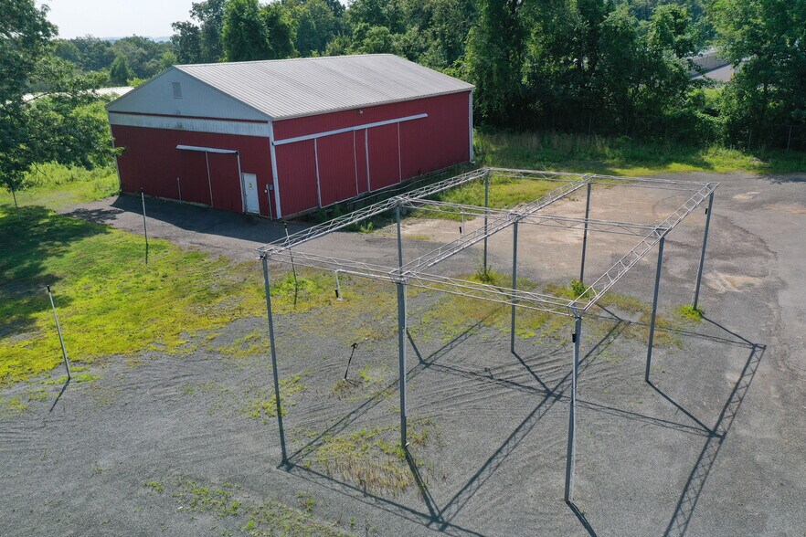More Photos Of 147 Meriden Rd, Middlefield Garden Center For Lease