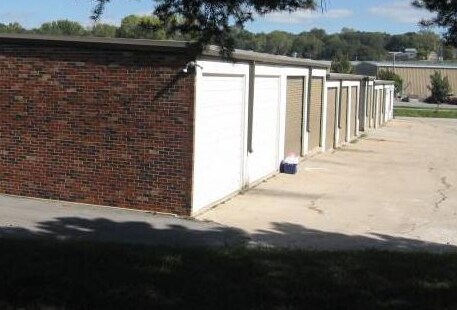 More Photos Of 8909 Bedford Cir, Omaha Showroom For Lease
