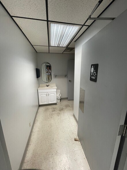 More Photos Of 105 N 9th Ave, Evansville Warehouse For Sale