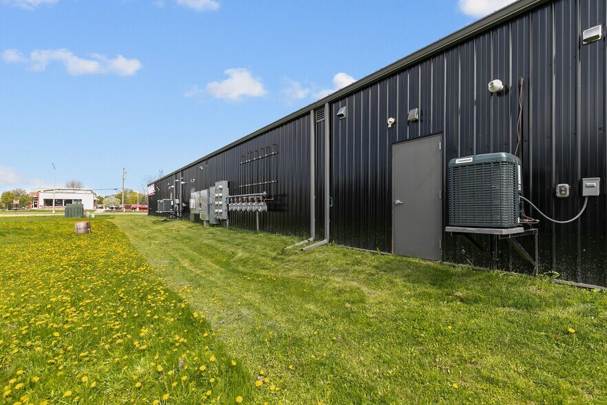 More Photos Of 1186 N Shawano St, New London General Retail For Lease