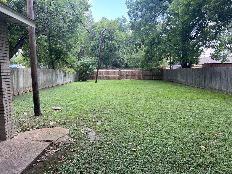 More Photos Of 712 5th Ave N, Texas City Office For Sale