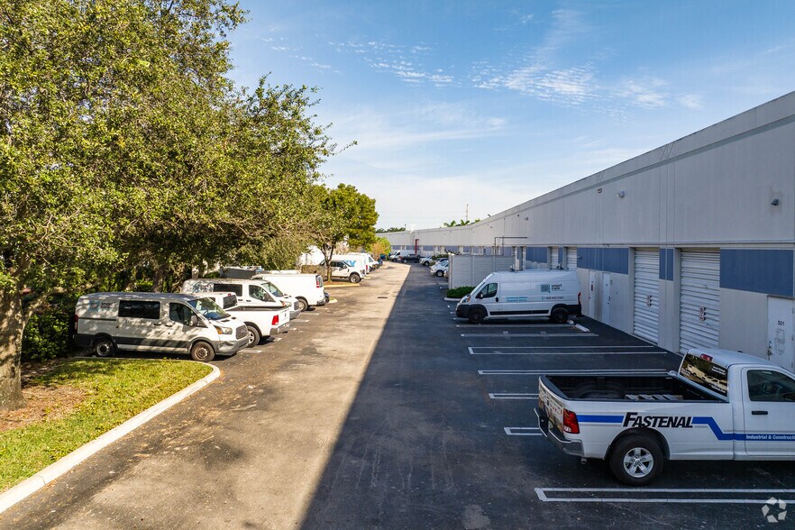 More Photos Of 4350 Oakes Rd, Davie Flex For Lease