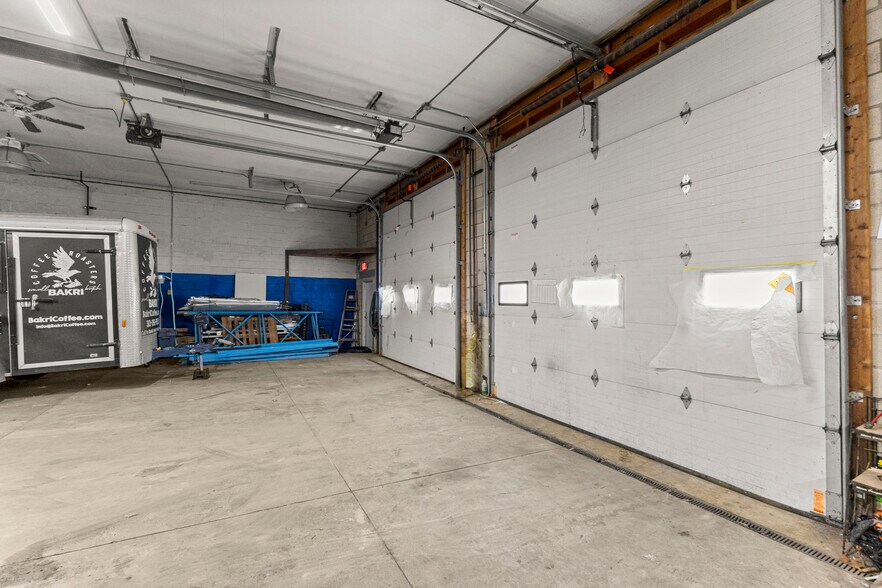 More Photos Of 26289 W Eight Mile Rd, Redford Township Manufacturing For Lease