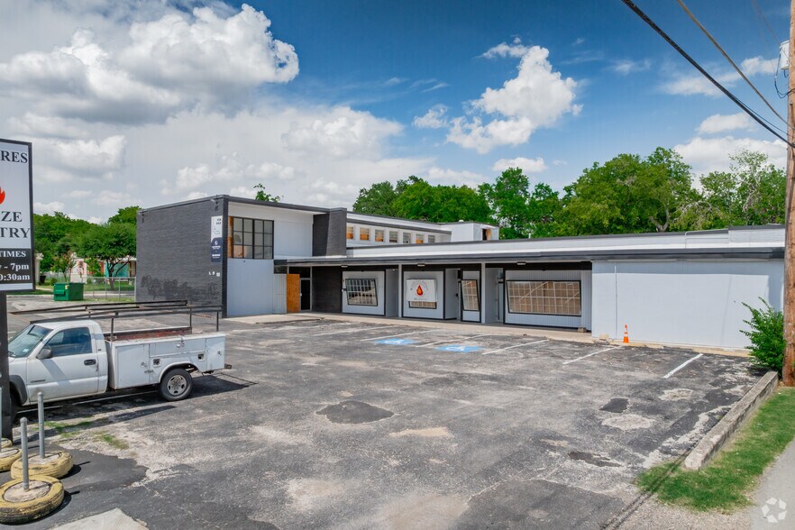 More Photos Of 910 Manor Dr, San Antonio Storefront For Lease