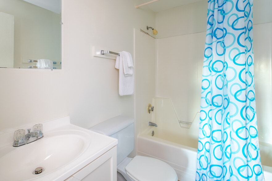 More Photos Of 198 Ashworth Ave, Hampton Hotel For Sale