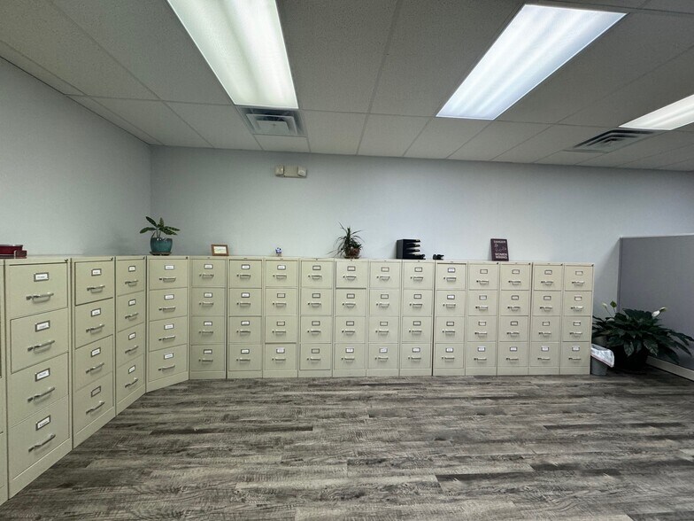 More Photos Of 7400-7440 NW River Park Dr, Parkville General Retail For Lease