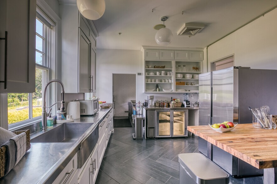 More Photos Of 2 Kemble St, Lenox Hotel For Sale