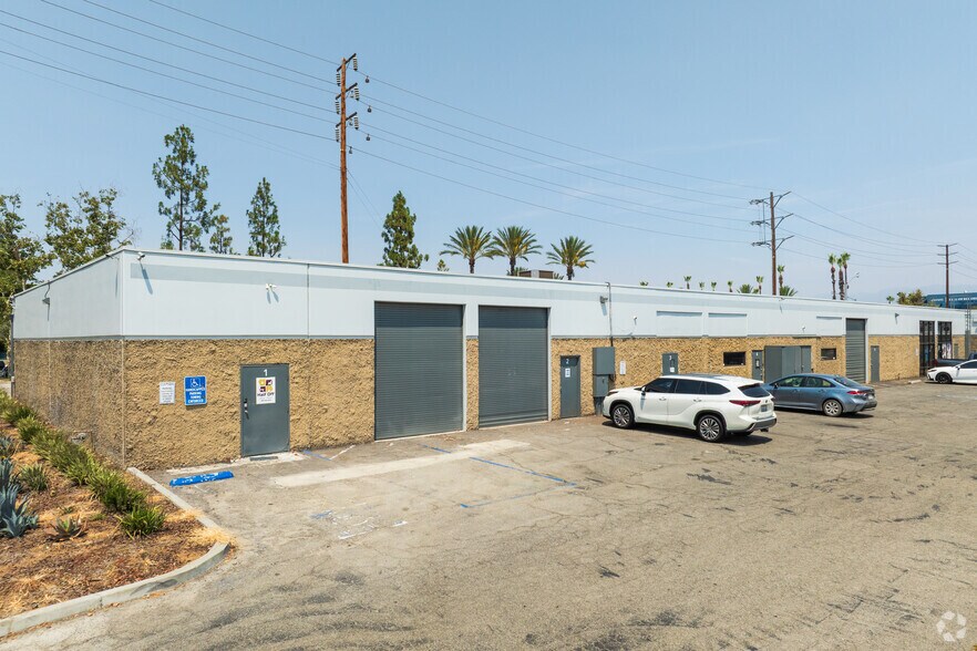 More Photos Of 165 W Hospitality Ln, San Bernardino Flex For Lease