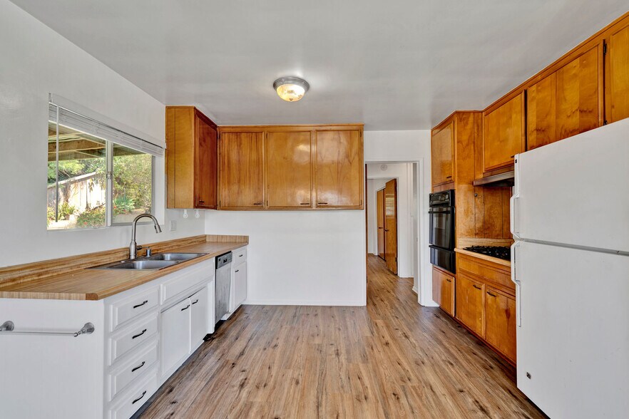 More Photos Of 330 9th St, Del Mar Apartments For Sale