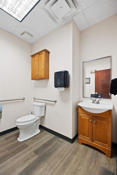 More Photos Of 1495 E 10th St, Jeffersonville Drugstore For Lease