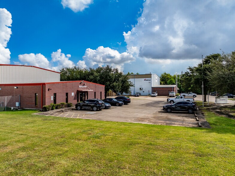 More Photos Of 1109 Howard St, Deer Park Manufacturing For Lease