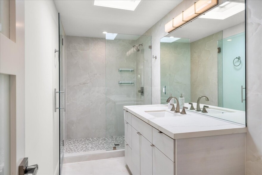 More Photos Of 3921 Highland Ave, Manhattan Beach Storefront Retail Residential For Sale