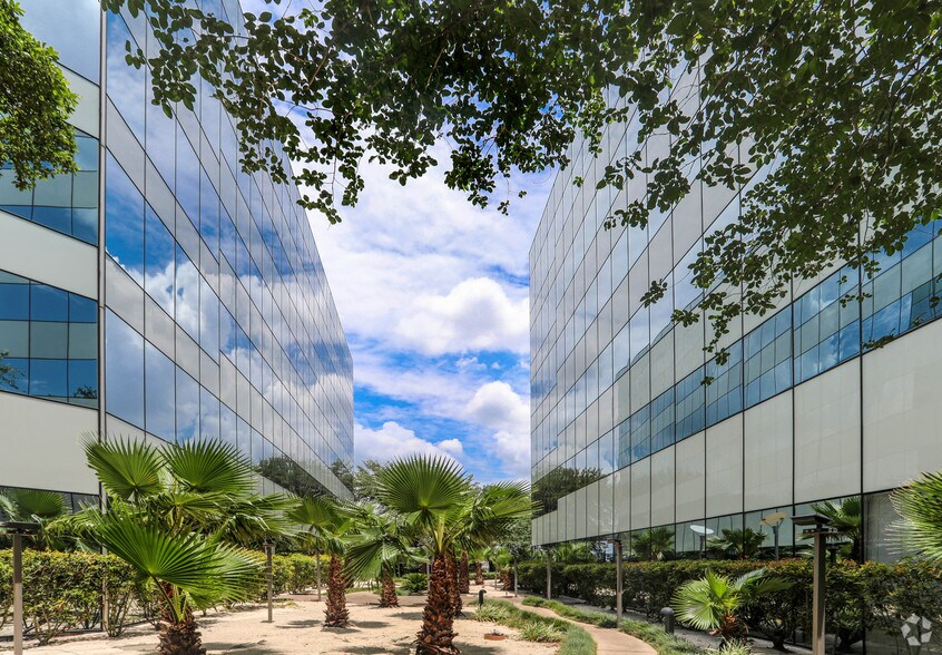More Photos Of 5821 Southwest Fwy, Houston Office For Lease