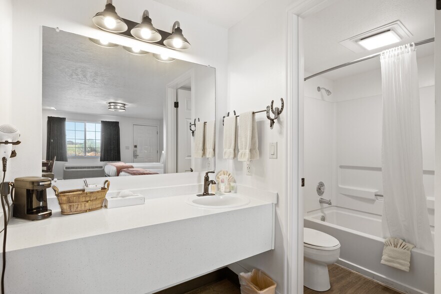 More Photos Of 955 E Utah State Route 24, Torrey Hotel For Sale
