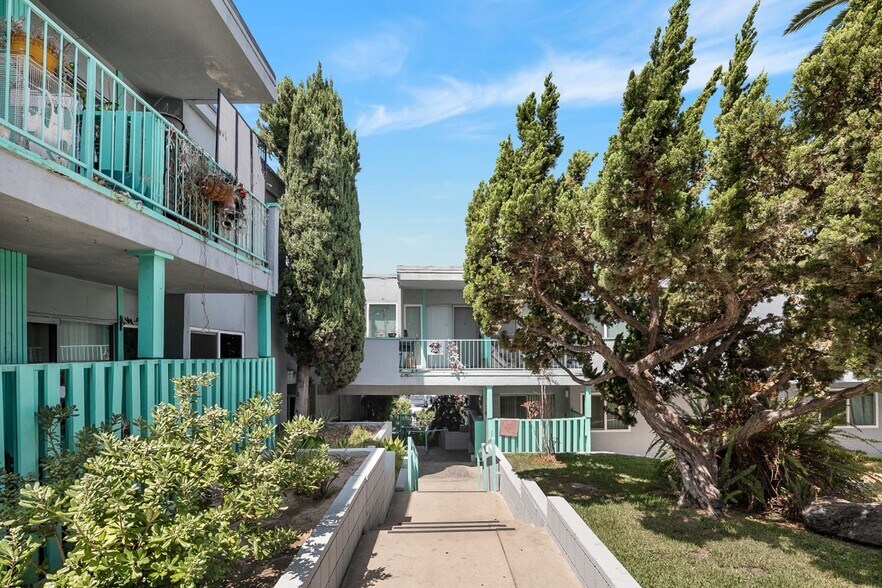 More Photos Of 1776 S Rimpau Blvd, Los Angeles Apartments For Sale