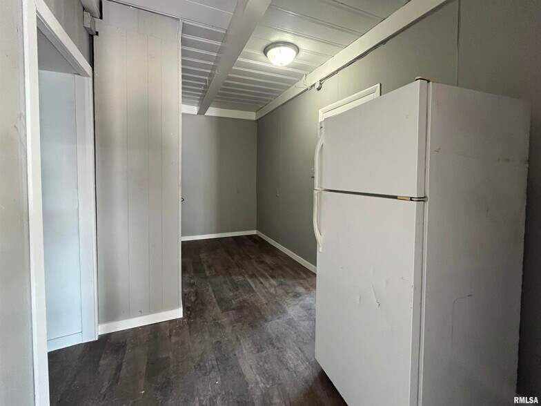 More Photos Of 421 E Moneta Ave, Peoria Heights Self Storage For Sale