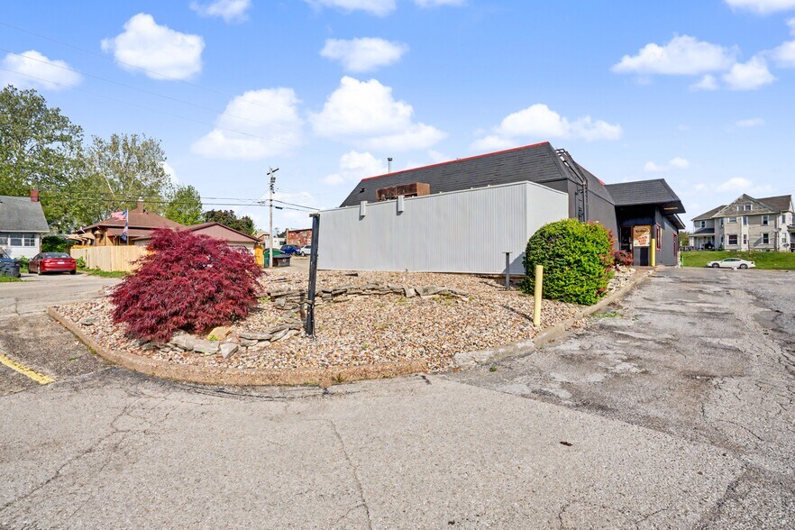 More Photos Of 605 S 10th St, Burlington General Retail For Sale
