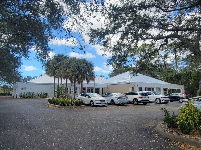 Primary Photo Of 2610 Northbrooke Plaza Dr, Naples Medical For Lease