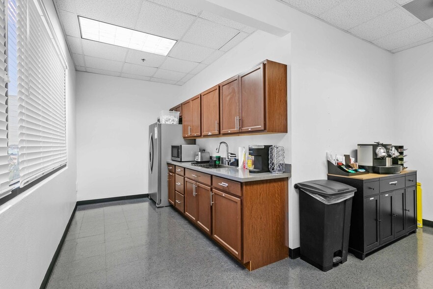 More Photos Of 2850 Ontario St, Burbank Warehouse For Lease