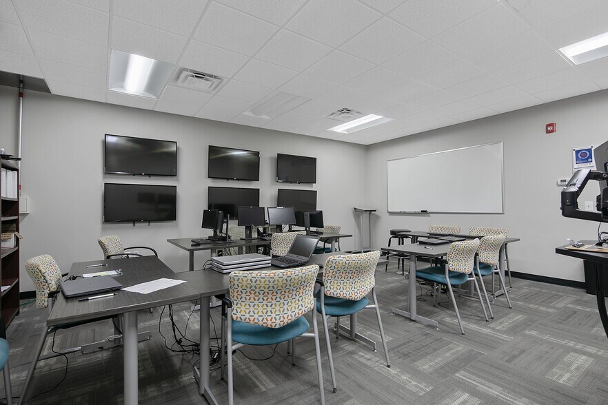 More Photos Of 2847 Bridgewood Dr, Fayetteville Office For Sale