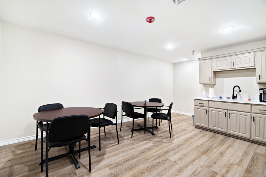 More Photos Of 3790 Lamar Ave, Paris Warehouse For Sale