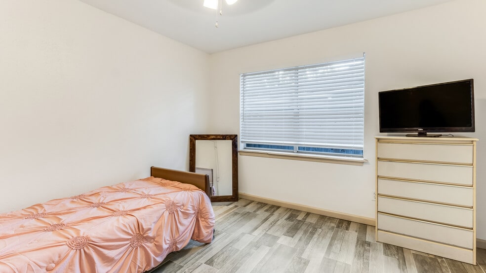 More Photos Of 5807 Old Lodge Dr, Houston Assisted Living For Sale
