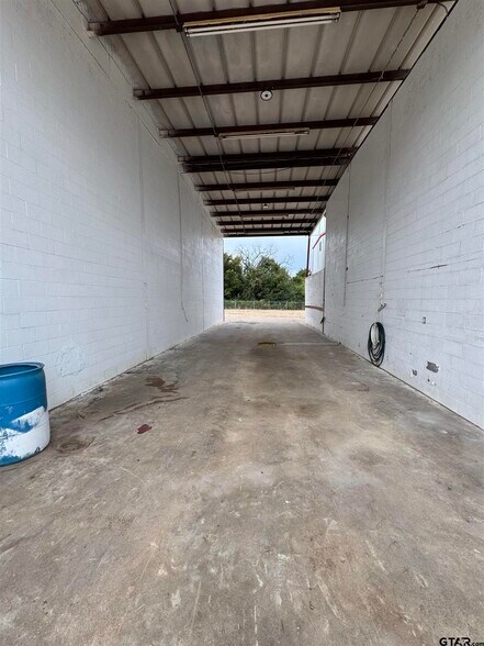 More Photos Of 9182 S US Highway 79, Palestine Service For Lease