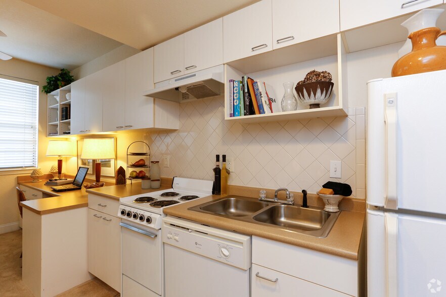 More Photos Of 120 N Cedar St, Charlotte Apartments For Lease