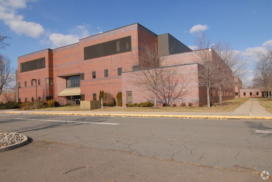 More Photos Of 865 Ridge Rd, Monmouth Junction Office For Lease